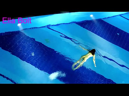 ❤️ मी पाहणे थांबवू शकत नाही, तरुण गोरा ELLA BOLT रिसॉर्ट पूलमध्ये नग्न पोहताना पकडला गेला ❤️  लिंग  ❤